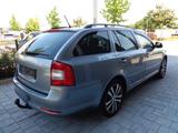 Skoda Octavia 1.6 TDI DSG Elegance Combi - Skoda Octavia aus 2012 mit Diesel-Antrieb: Kombi
