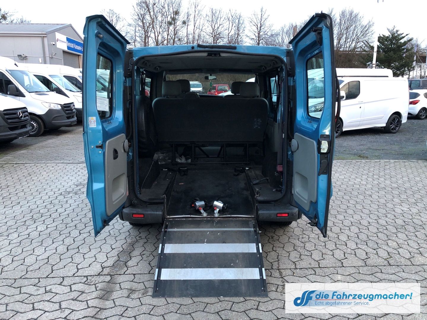 Fahrzeugabbildung Renault Trafic Combi Behindertengerecht Rampe Export TÜV