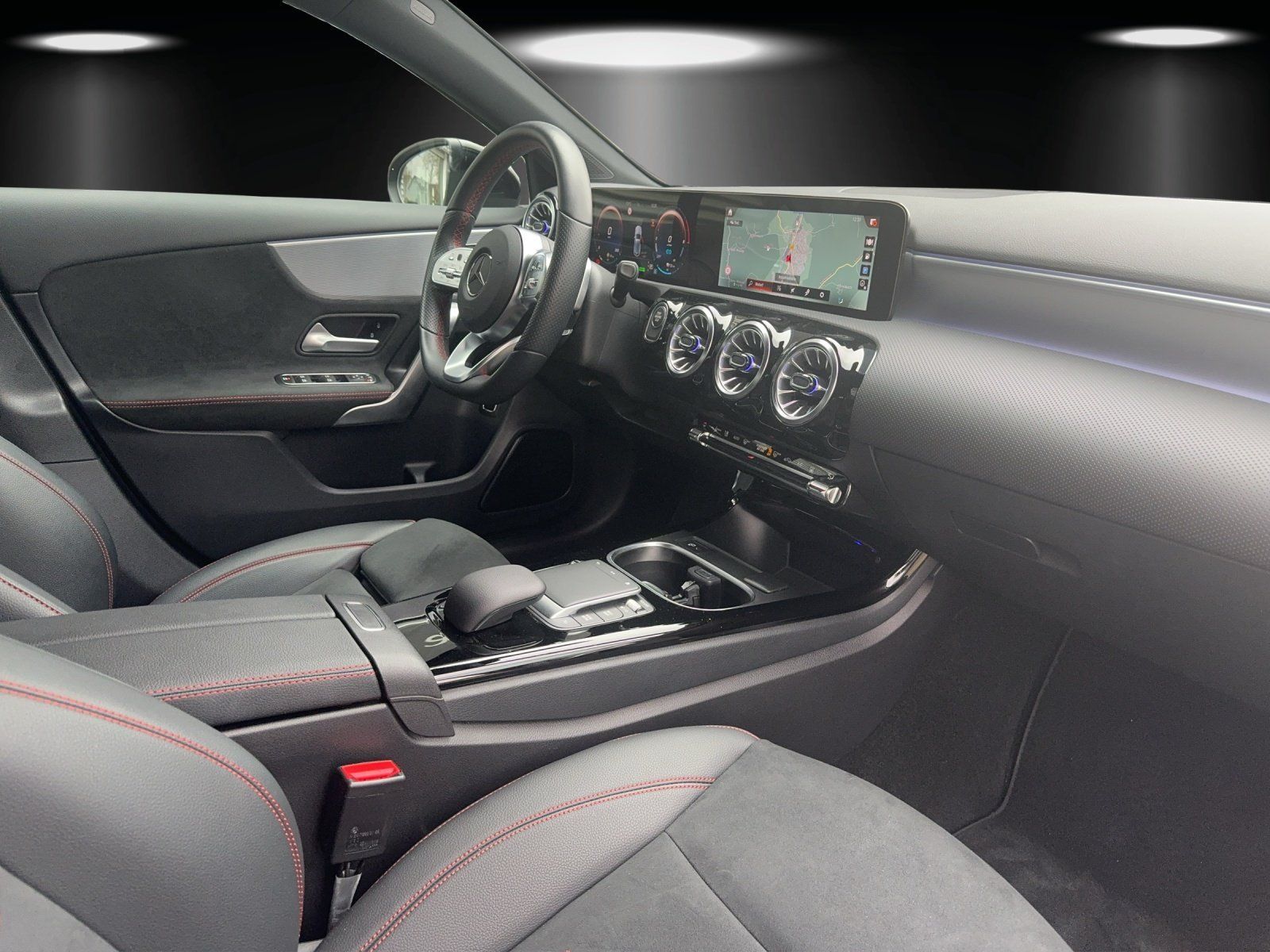 Fahrzeugabbildung Mercedes-Benz A250e AMG Pano MLED HighEndMBUX Busin AHK Kamera
