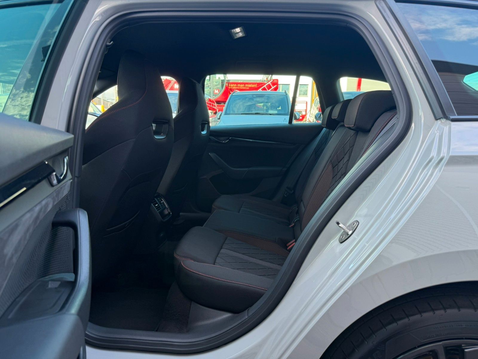Fahrzeugabbildung SKODA Octavia 1.4 TSI iV RS HUD+R-Kamera+
