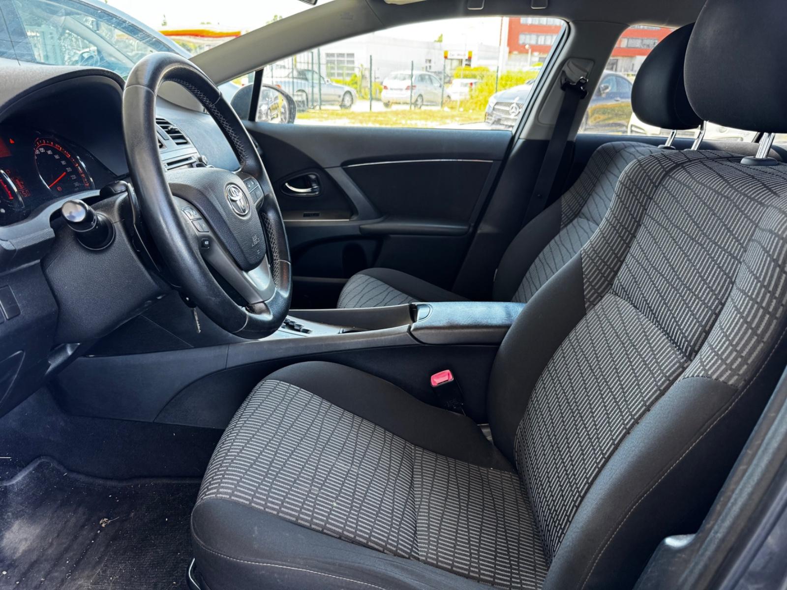 Toyota Avensis 2011 — photo 9