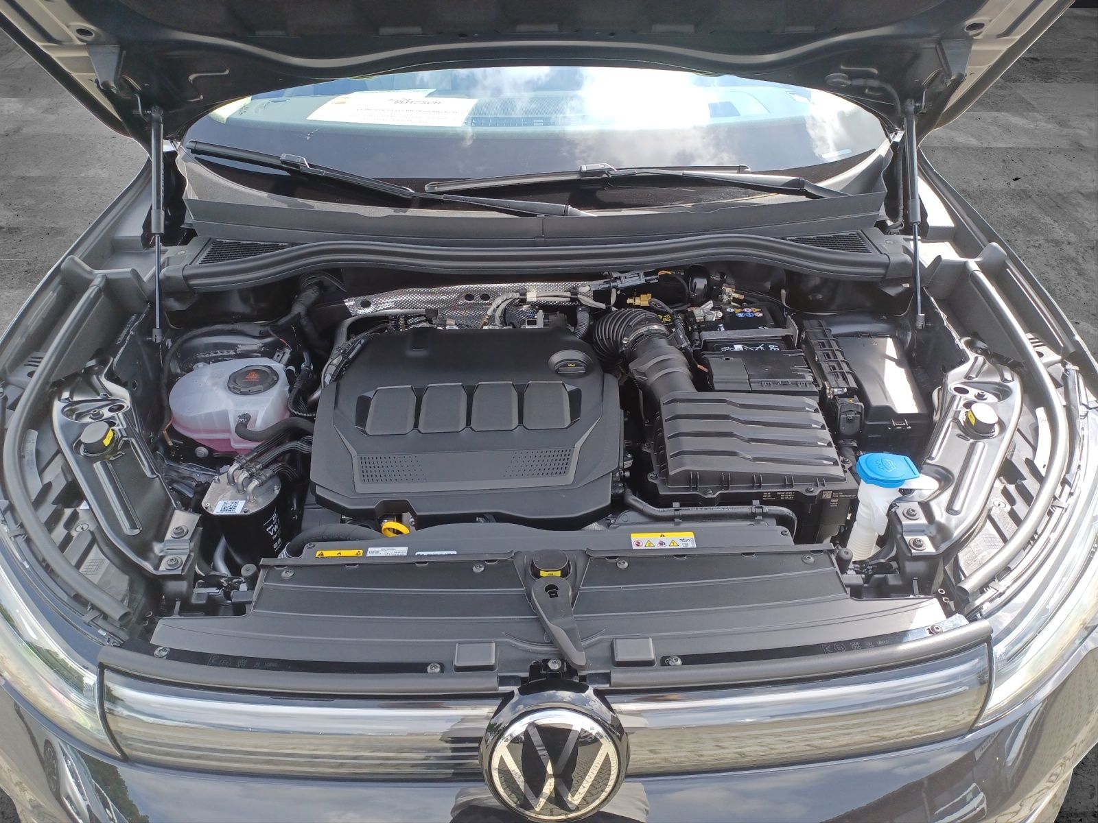 Fahrzeugabbildung Volkswagen Tiguan TDI Elegance IQ.Light Navi ACC AHK STHZ 4