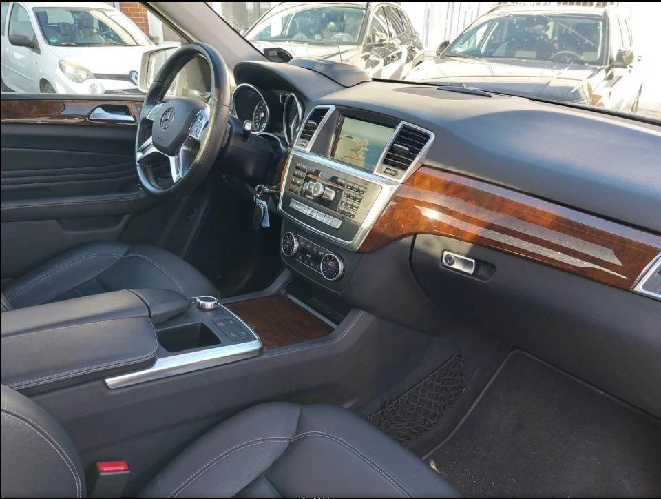 Mercedes-Benz ML 350 CDI 4M AMG DISTR PANO AHK AIRM MB SCHECKH