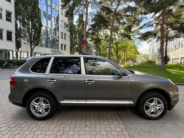 Porsche Cayenne - 4