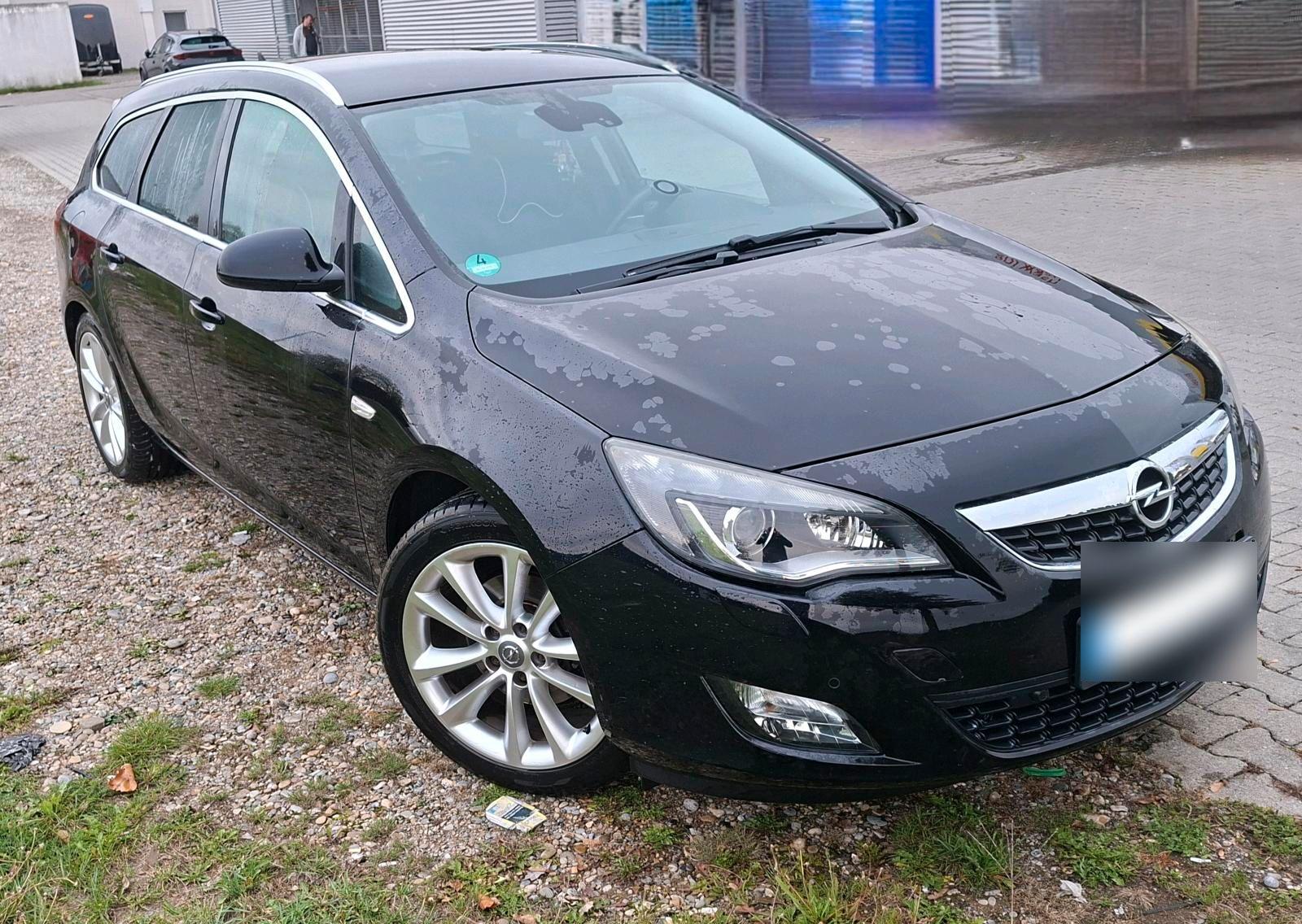 Opel Astra 2011 — interior