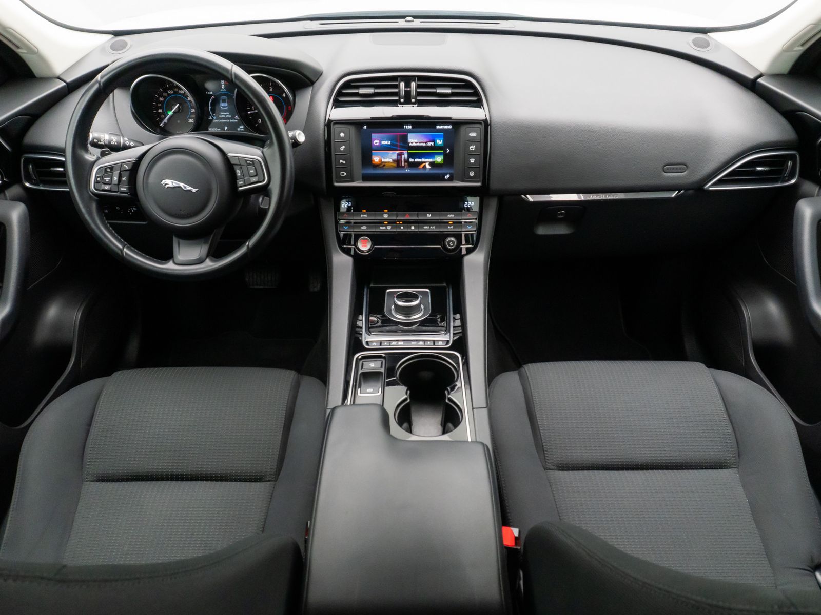Fahrzeugabbildung Jaguar F-PACE Pure AWD Xenon Memory Kamera Tempomat 20"
