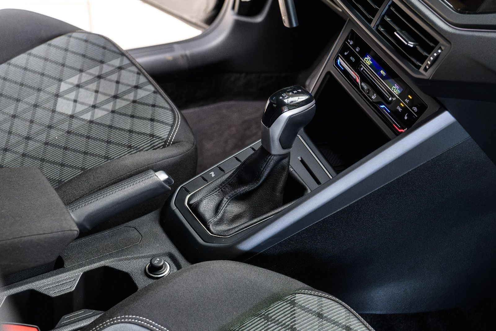 Fahrzeugabbildung Volkswagen Taigo R-Line 1.5 TSI DSG IQ-LED+AHK+KAMERA+ACC