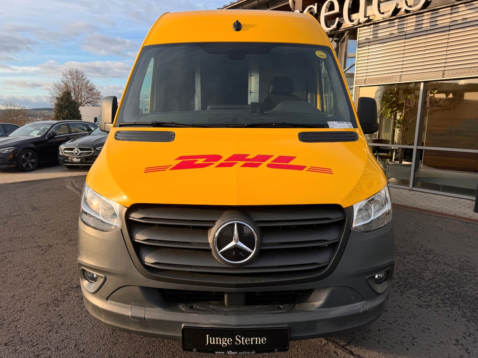 Fahrzeugabbildung Mercedes-Benz eSprinter 312 DHL Regal KEP-Ausbau