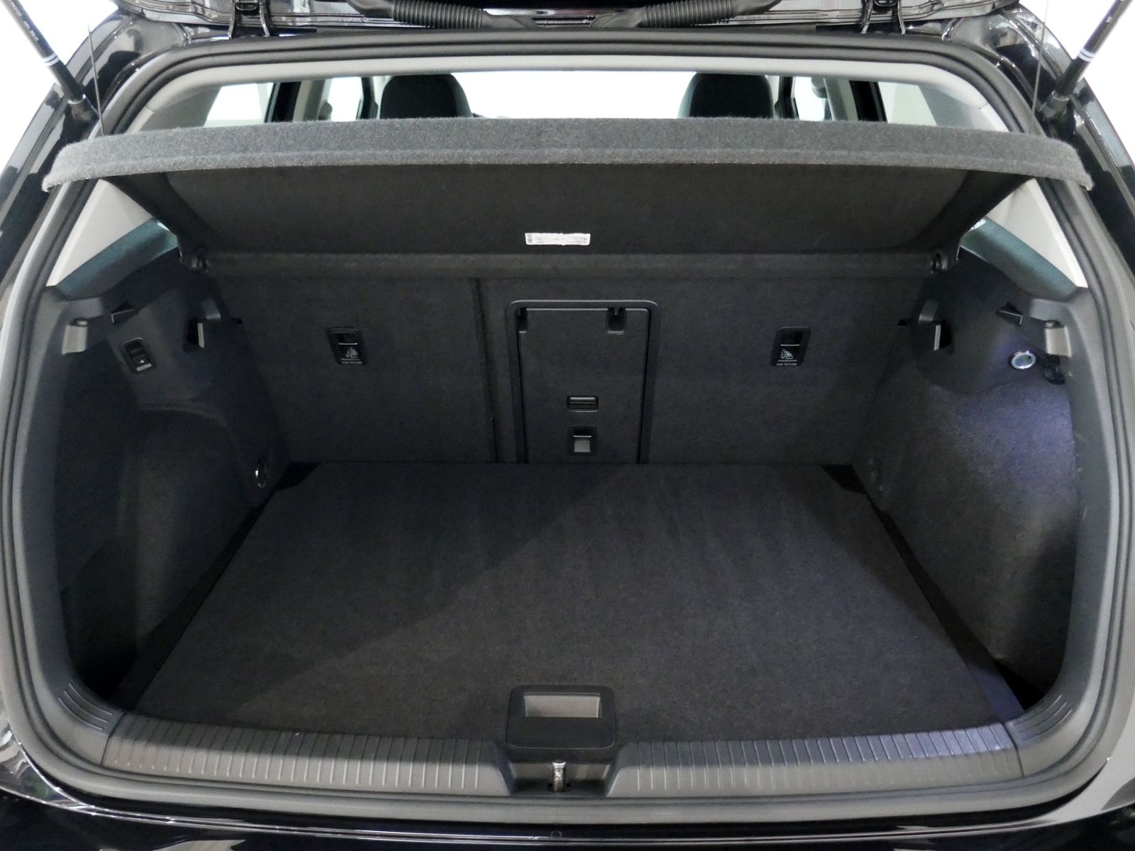 Fahrzeugabbildung Volkswagen Golf VIII Active 1.5 TSI | LED AHK RFK ACC Navi