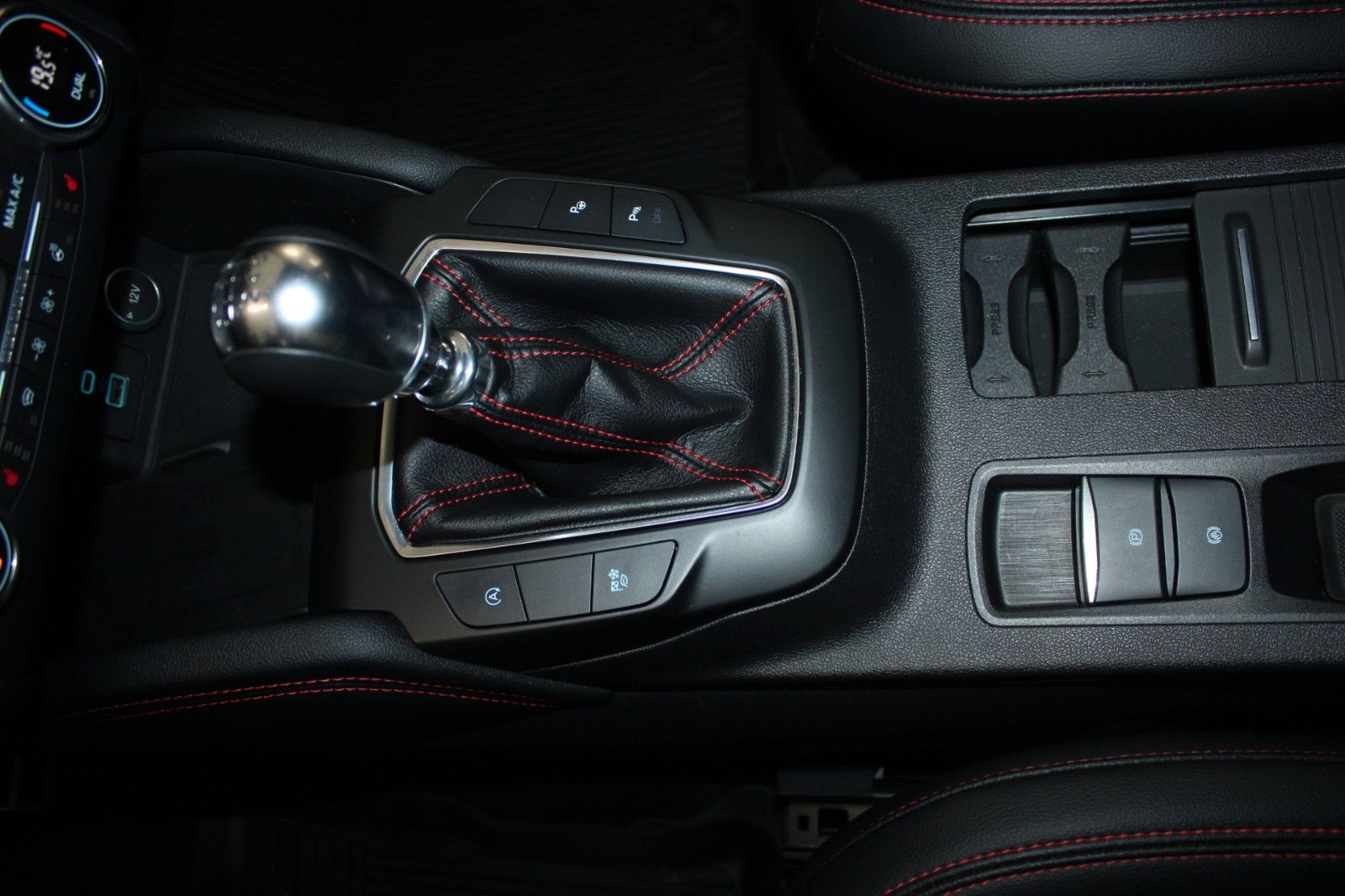 Fahrzeugabbildung Ford Kuga ST-Line X LED HUD Winter + Technologie Pak.