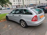 Mercedes-Benz 200 - Mercedes-Benz 200 mit Schiebetür