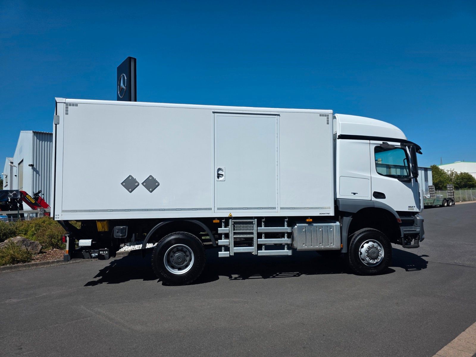 Fahrzeugabbildung Mercedes-Benz Arocs 1827 A 4x4 LBW Tür+Treppe Schalter