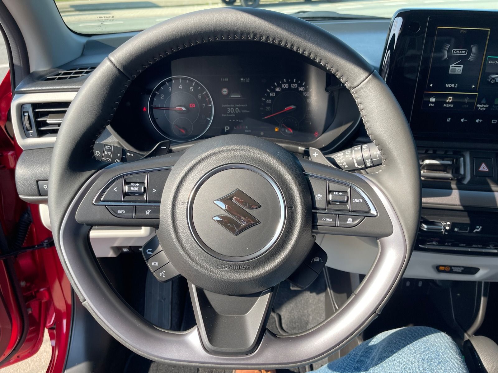 Fahrzeugabbildung Suzuki Swift 1.2 Dualjet Comfort+ Automatik Navi Kamera