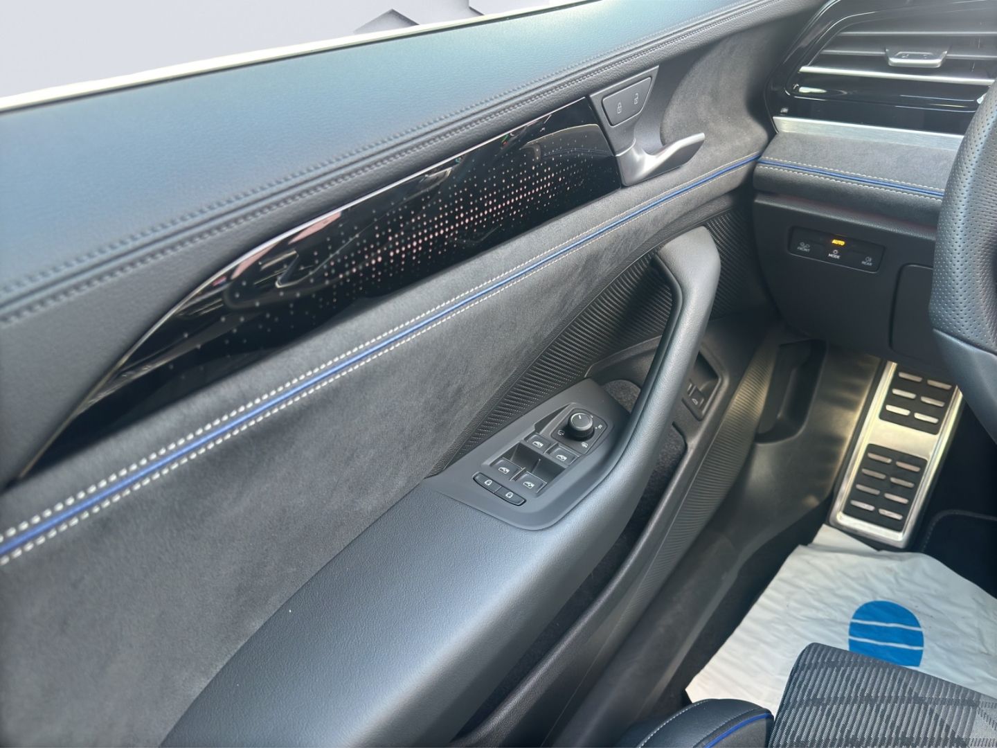 Passat Variant 1.5 TSI R-Line eHybrid 130 kW AHZ