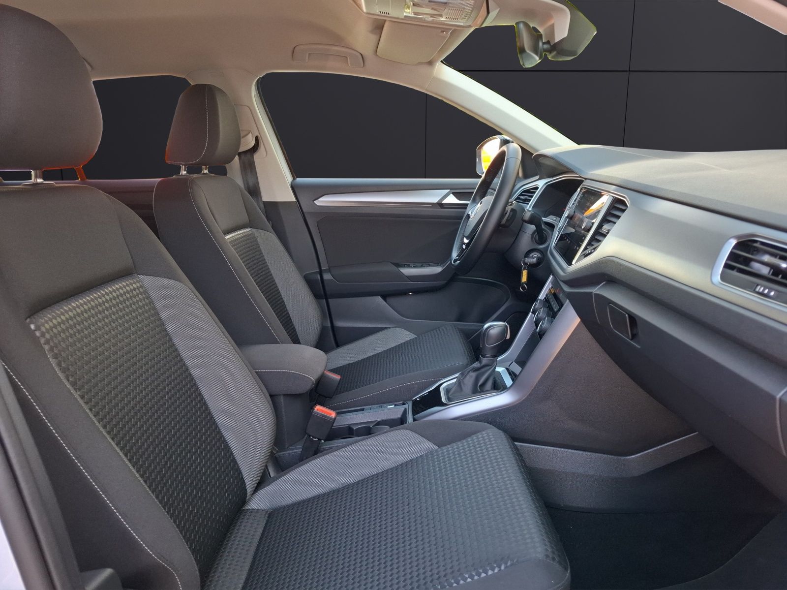 Fahrzeugabbildung Volkswagen T-Roc TSI Active DSG Kamera ACC Navi SH LM