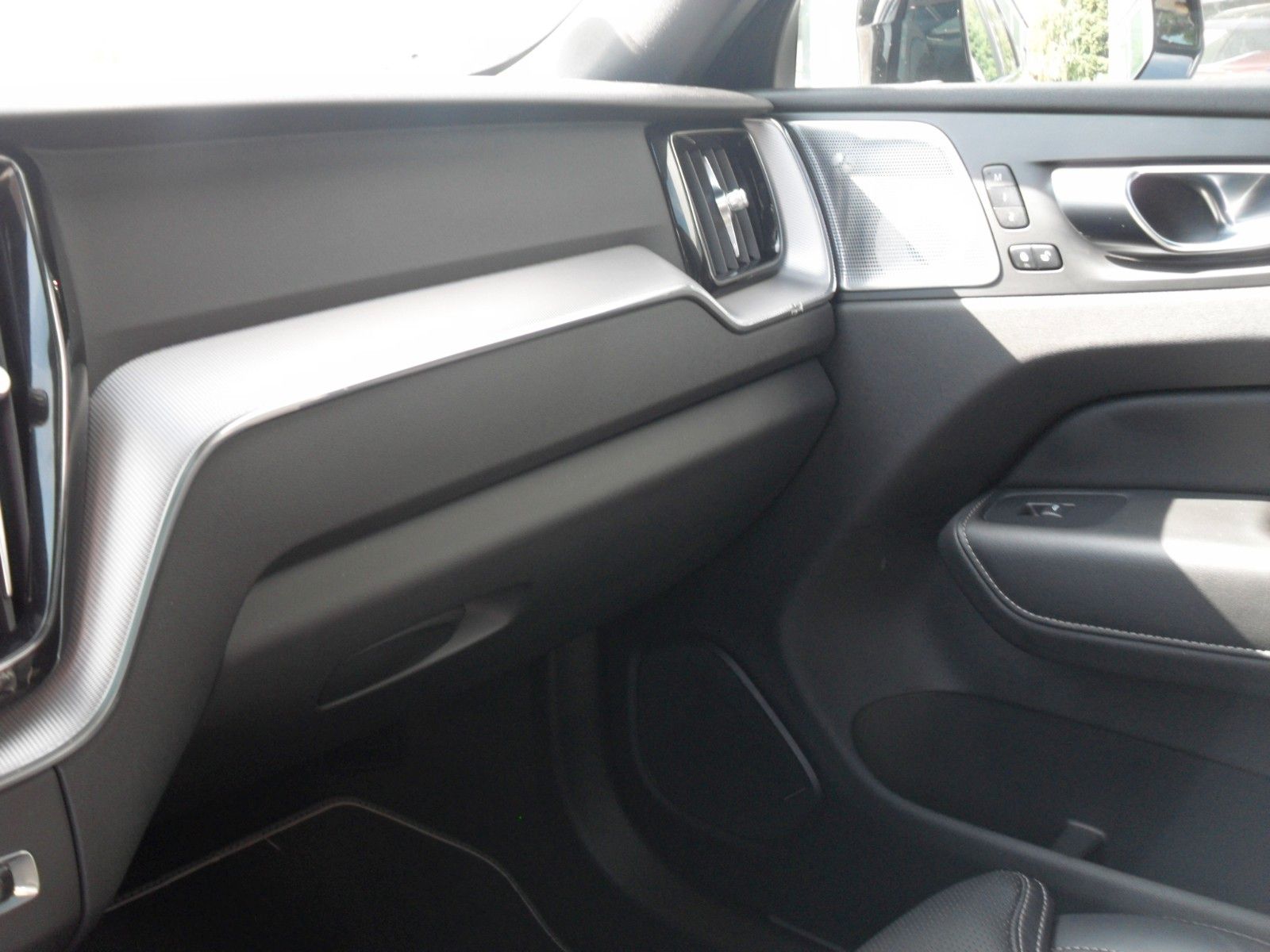 Fahrzeugabbildung Volvo XC 60 B5 R Design AWD | HeadUp |Bowers&Wilkins