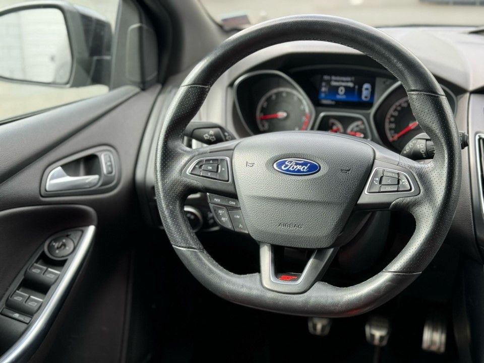 Fahrzeugabbildung Ford Focus TUNIER ST mit Easy Driver Paket Recaro´s