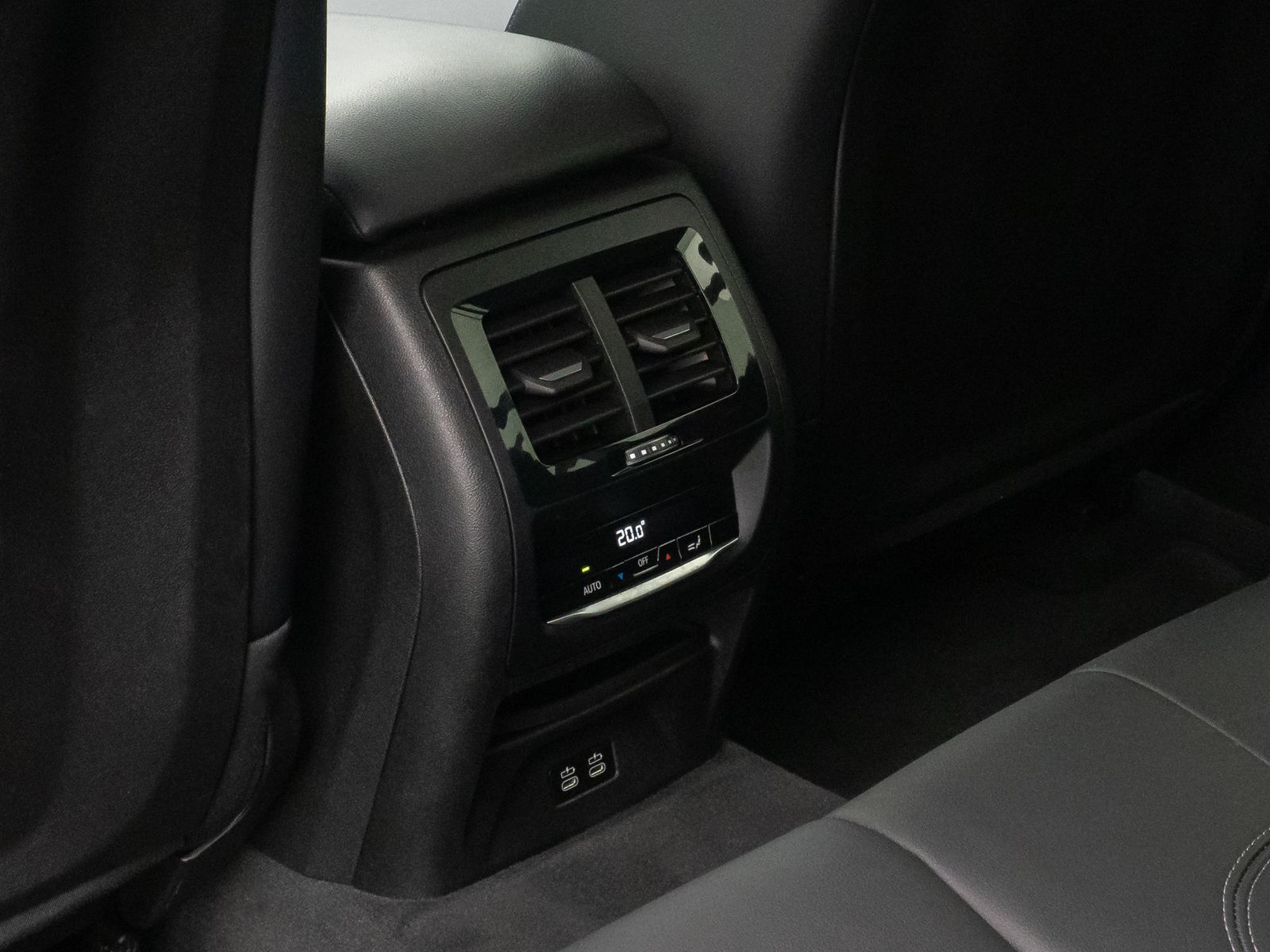 Fahrzeugabbildung BMW X4 xD20i 360&deg; DAB CockpitPlus WLAN LED M Sport