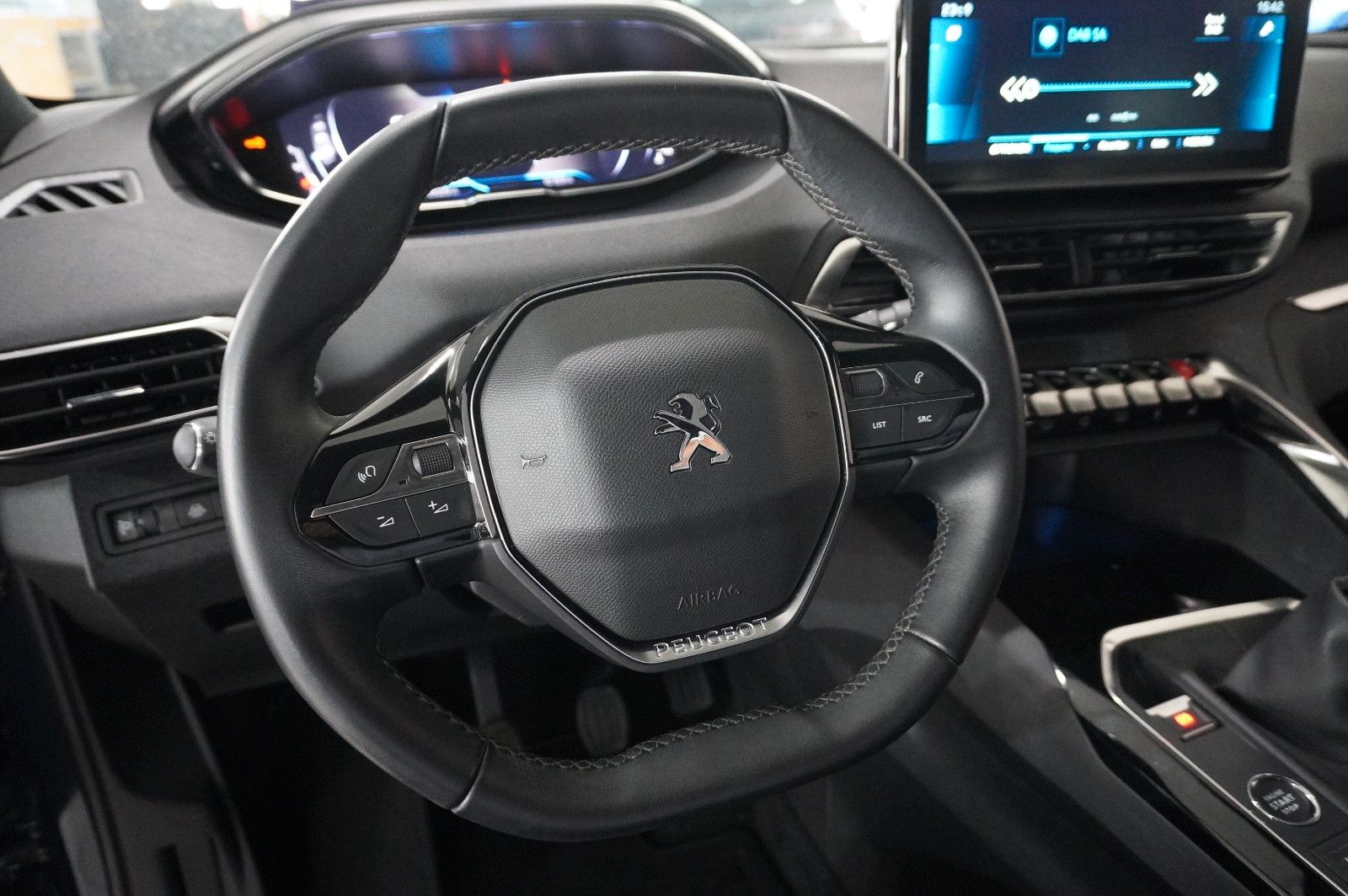 Fahrzeugabbildung Peugeot 3008 1.2T ALLURE PACK NAVI/LED/KAMERA/SH/SPORT