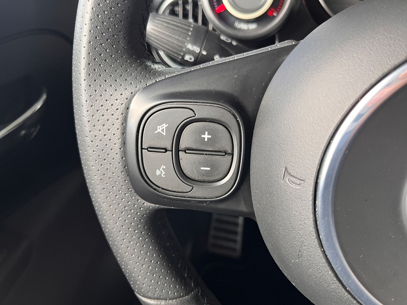 Fahrzeugabbildung Abarth 595C Scorpioneoro BEATS NAVI ALU