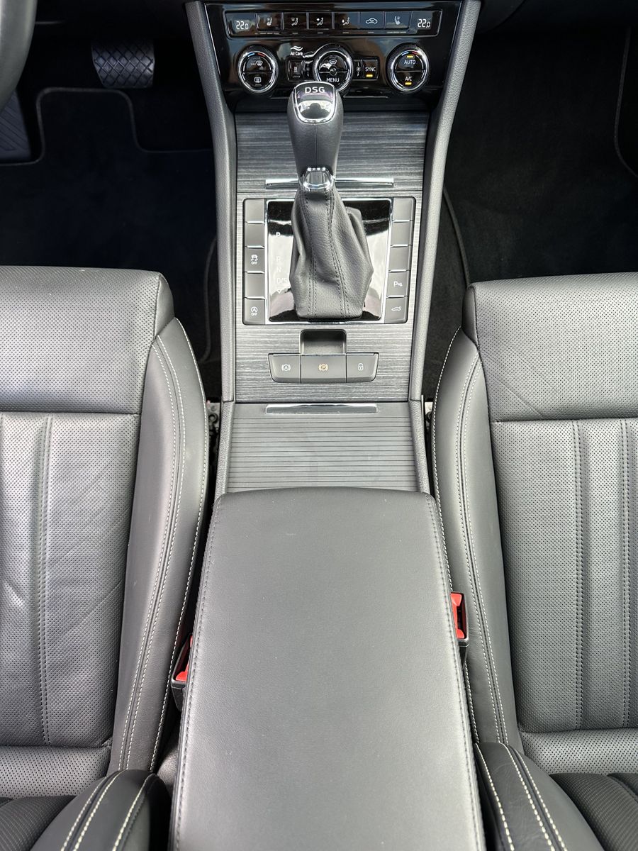 Fahrzeugabbildung SKODA Superb Combi 2.0 TDI DSG Premium Ed NAV+LED+PANO