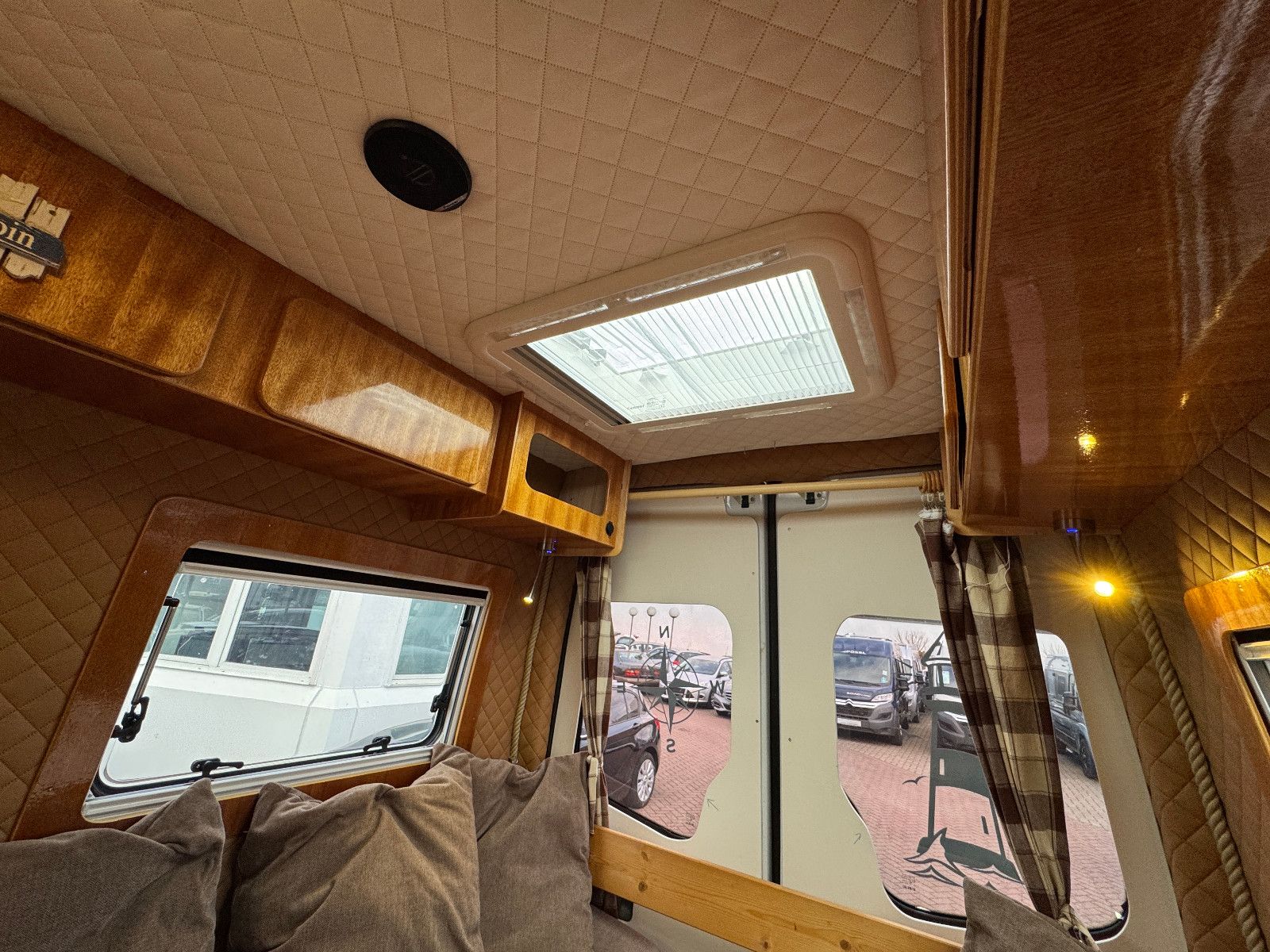 Vehicle image Mercedes-Benz SPRINTER 313 ELBE BOOTS MANUFACTURE