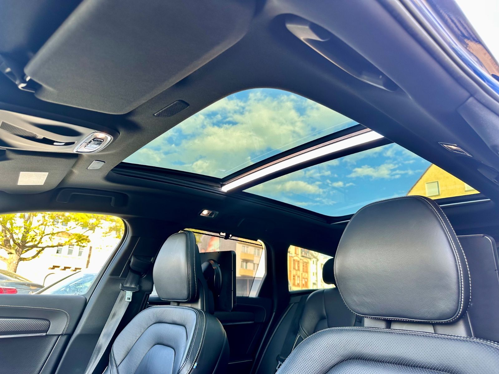 Fahrzeugabbildung Volvo V90 KOMBI T8 R-DESIGN HYBRID AWD*AHK+VOLL+MOD.19