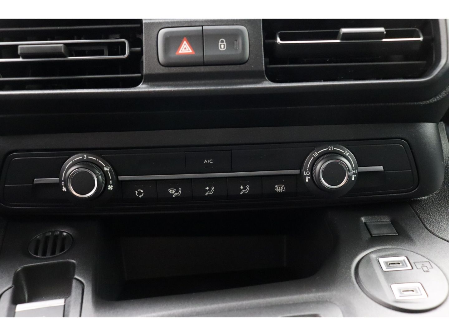 Fahrzeugabbildung Fiat Doblo E- Kastenwagen XL 100 kW digit.Rückspiegel