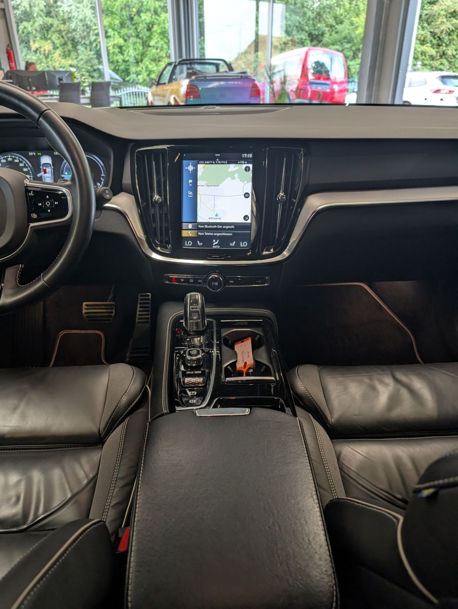 Fahrzeugabbildung Volvo V60 T8 R-Design AWD H/K Cam HUD StHz Pano AHK