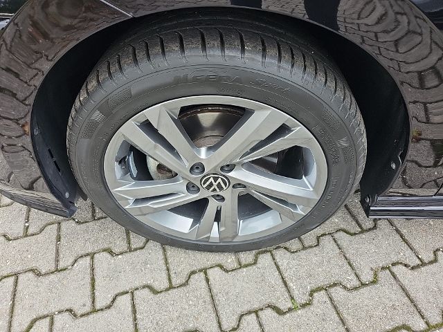 Fahrzeugabbildung Volkswagen Golf Variant R-LINE 1.5 eTSI DSG BLACK STYLE EAS
