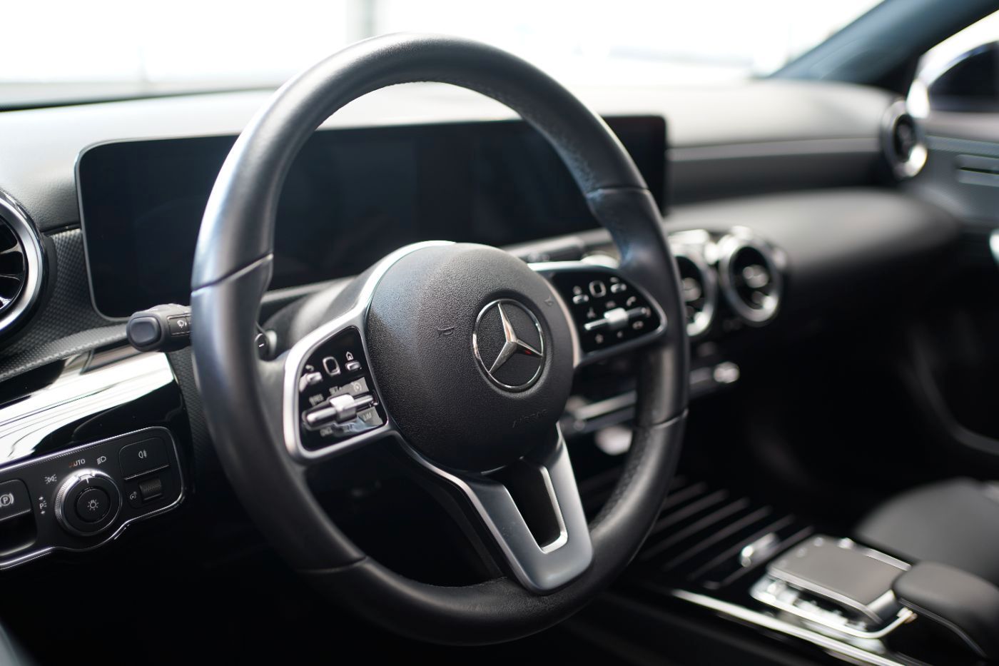 Fahrzeugabbildung Mercedes-Benz A 180 Automat Spurhalte-&Parkassist+Navi+AHK+LED