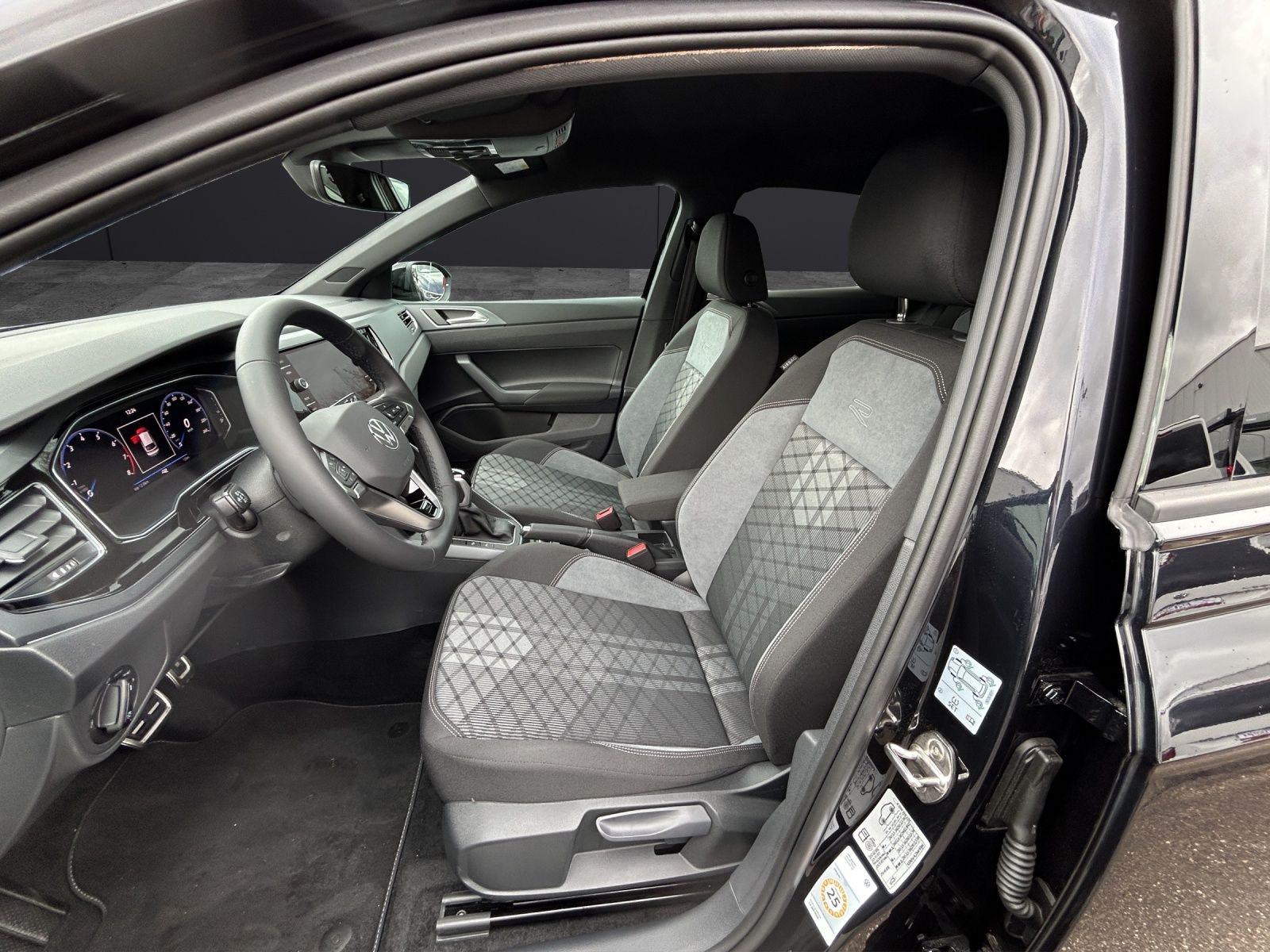 Fahrzeugabbildung Volkswagen Taigo R-line BLACK DSG Matrix ACC Navi Kamera