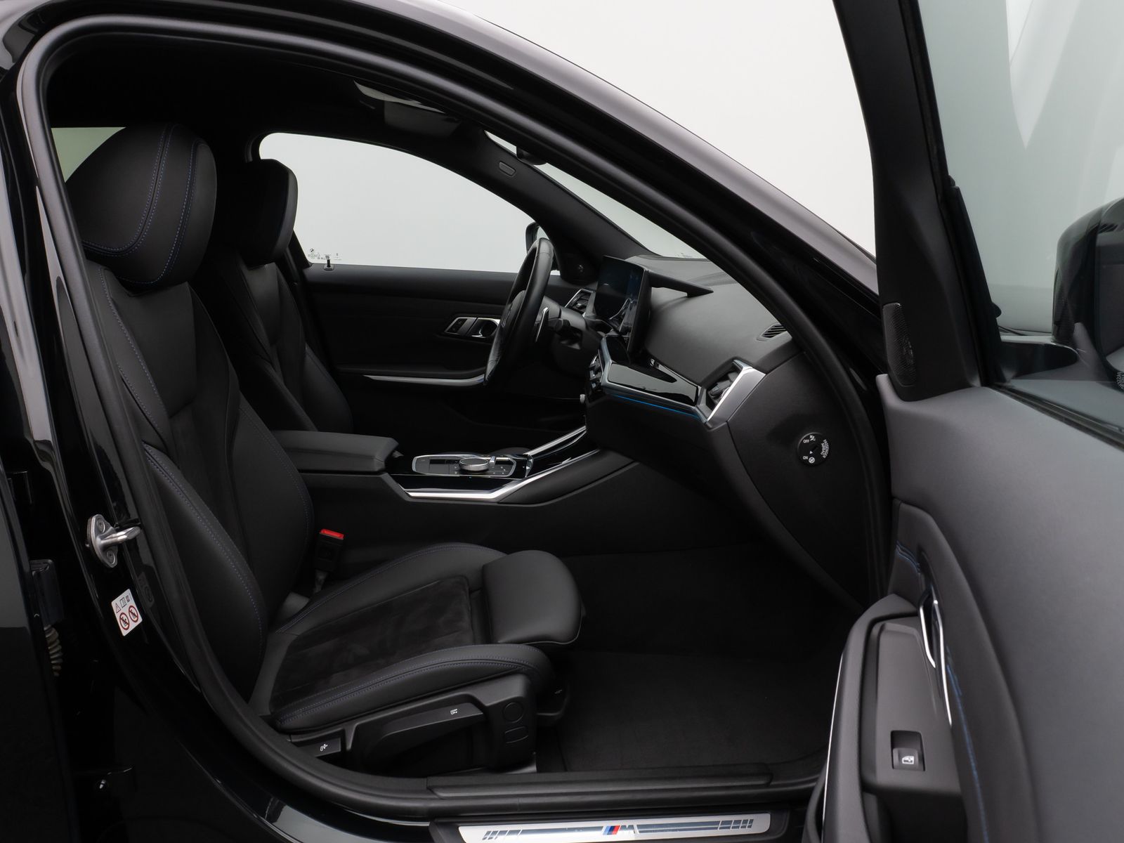Fahrzeugabbildung BMW 330e xD MSport Kamera HUD DAB H/K Komfort 18Zoll