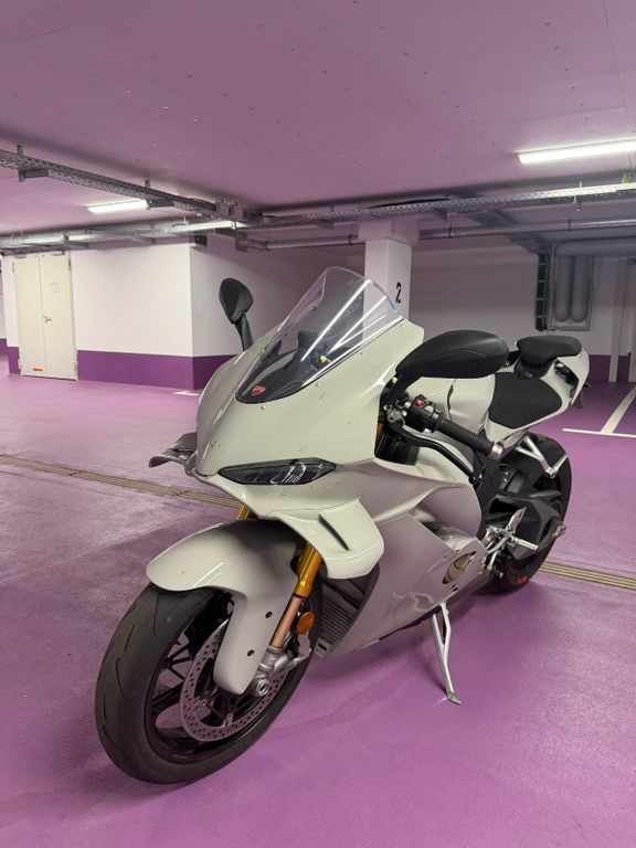 DUCATI PANIGALE V4S /AKRAPOVIC / KREIDE DUCATI PANIGALE V4S /AKRAPOVIC / KREIDE
