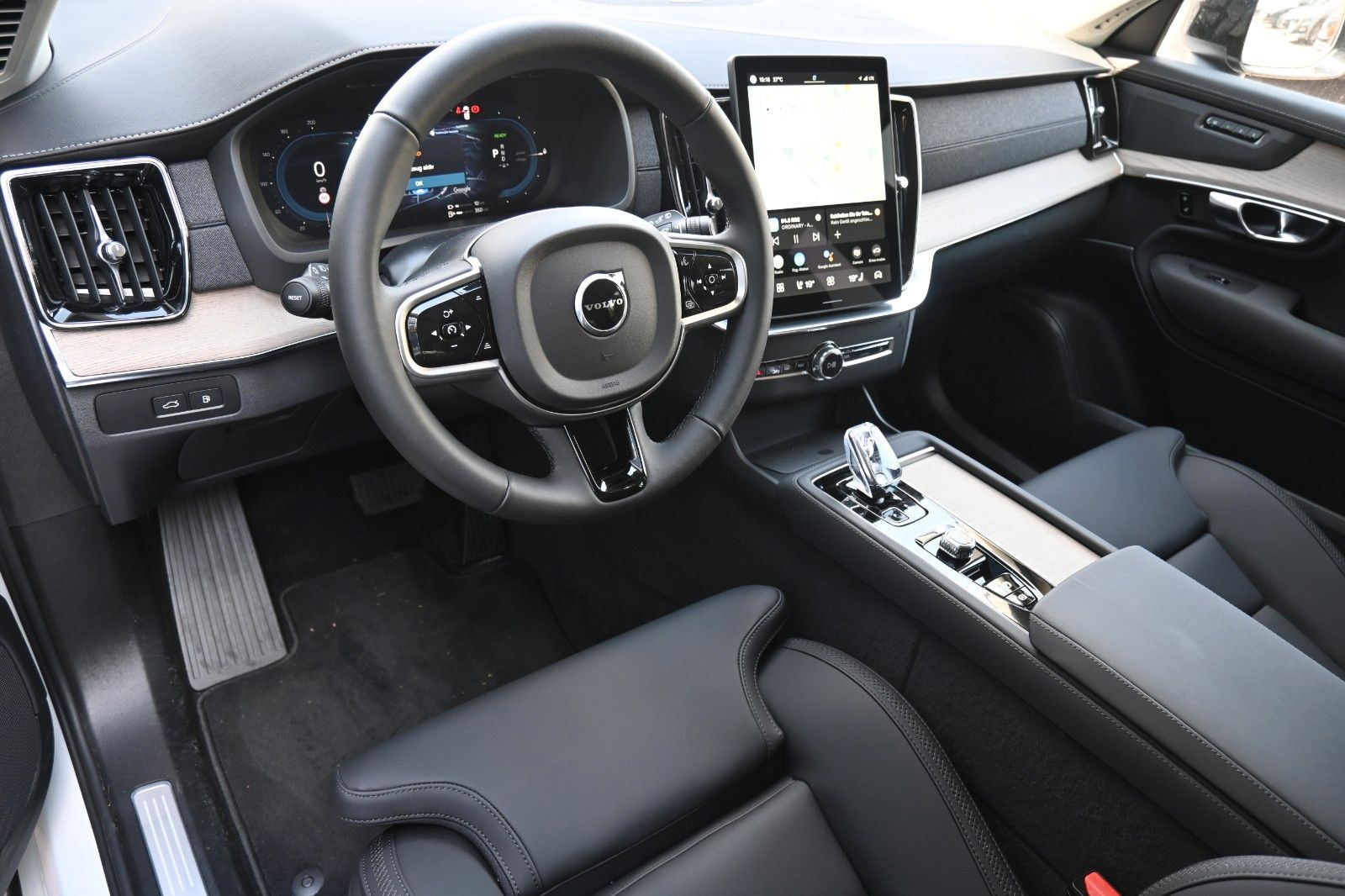 Fahrzeugabbildung Volvo XC90 T8 RC AWD Plus Dark*STDHZG*360°*ACC*AHK