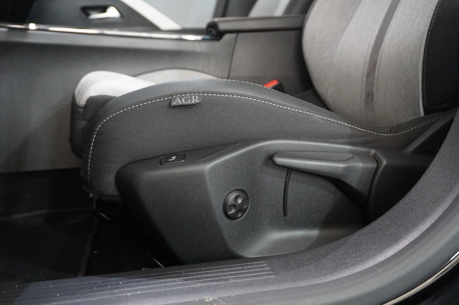 Fahrzeugabbildung Opel Astra L Lim. 1.6 HYBRID ELEGANCE NAVI/KAMERA/AHK