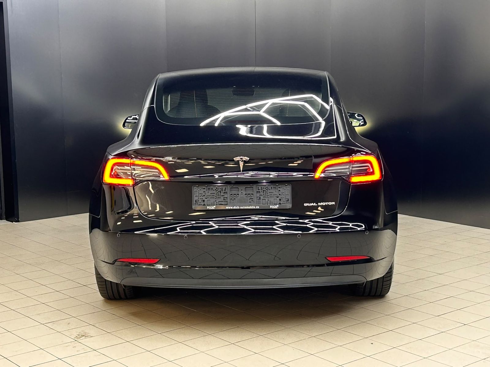 Fahrzeugabbildung Tesla Model 3 Long Range Dual AWD PANO+LED+NAV+SHZ+KAM