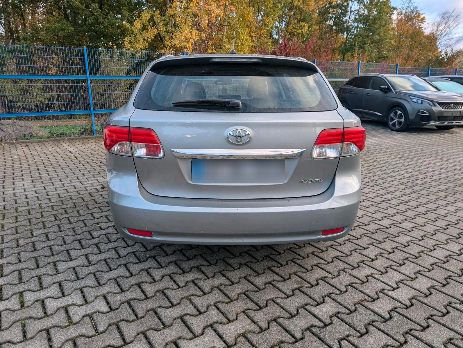 Toyota Avensis 2011 — engine 131 HP (96kW)