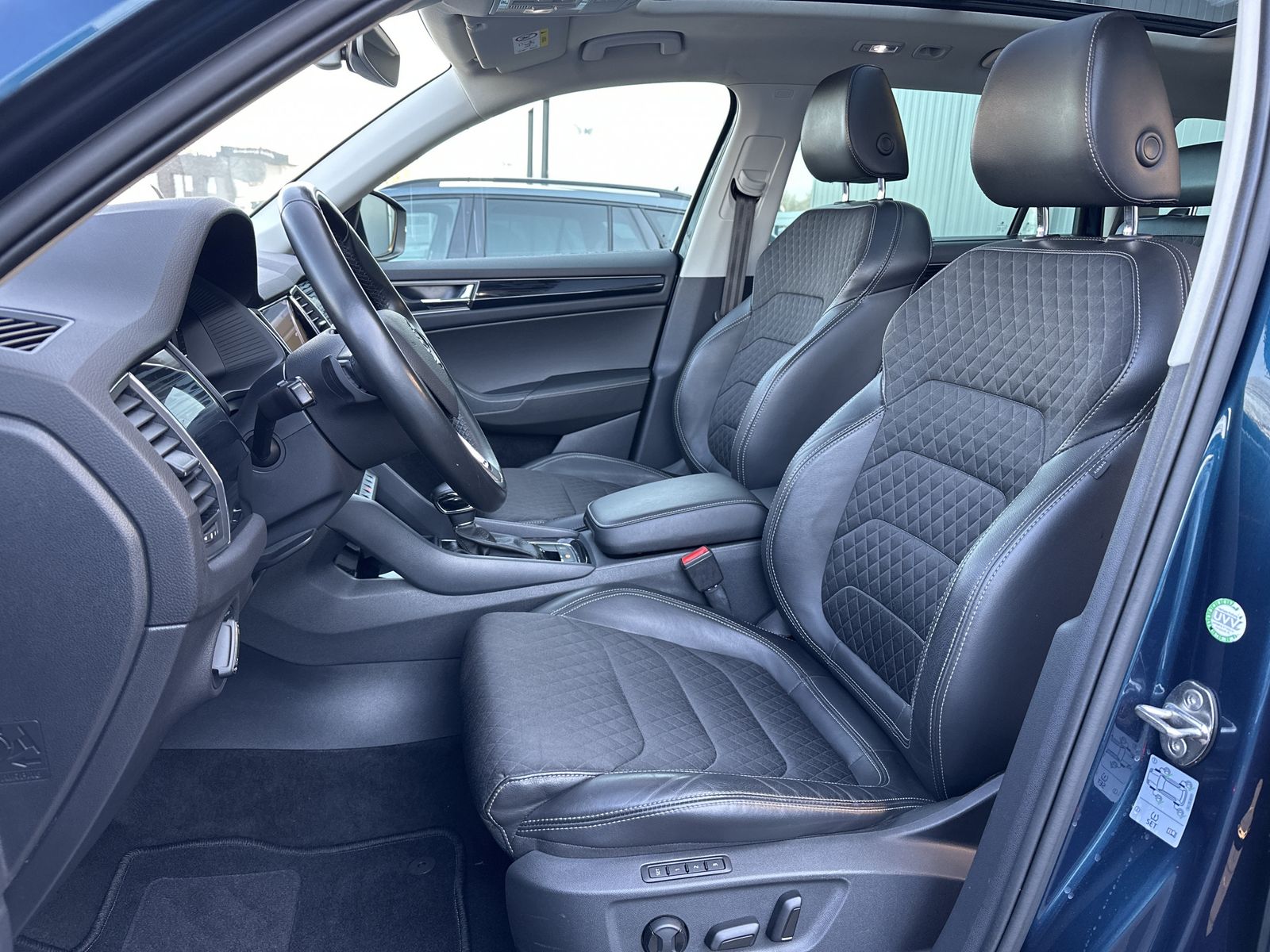 Fahrzeugabbildung SKODA Kodiaq 2.0 TSI DSG 4x4 7-Sitzer NAV+LED+PANO+VC