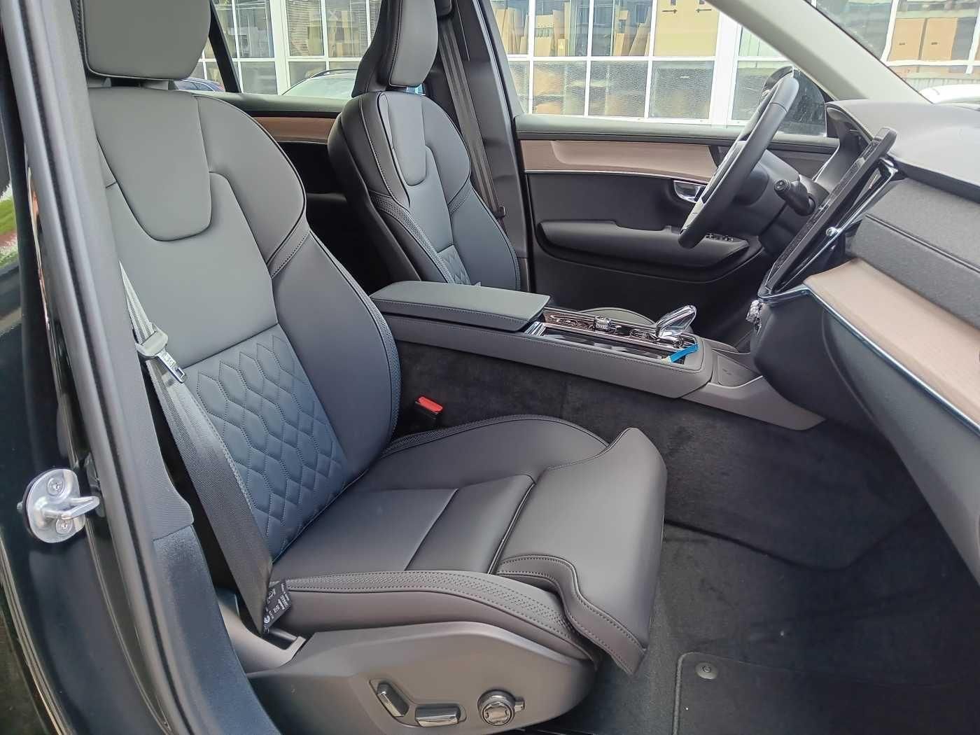 Fahrzeugabbildung Volvo XC90 T8 AWD Plug-in Hybrid Plus Dark