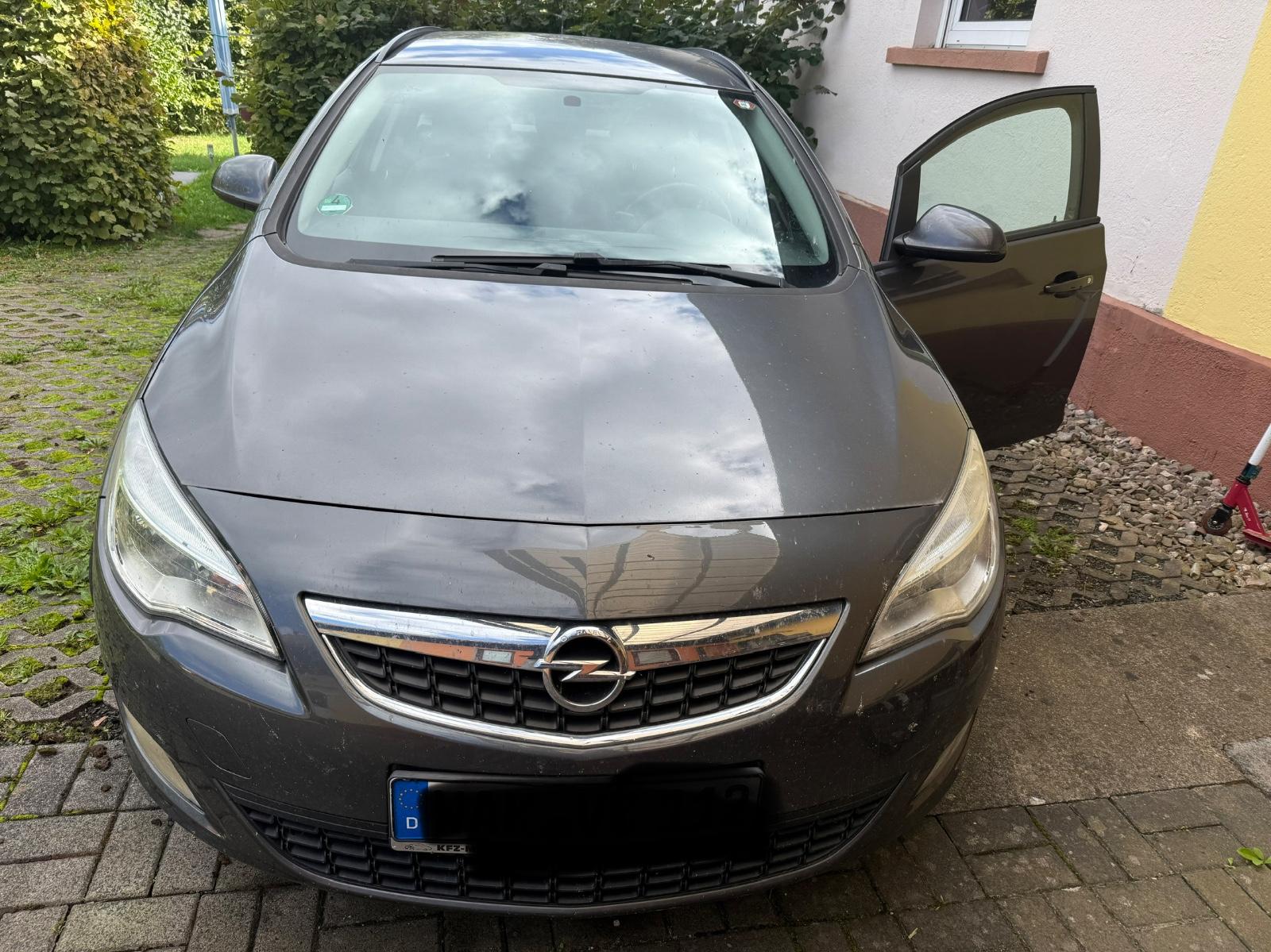 Opel Astra 2010 — photo 11