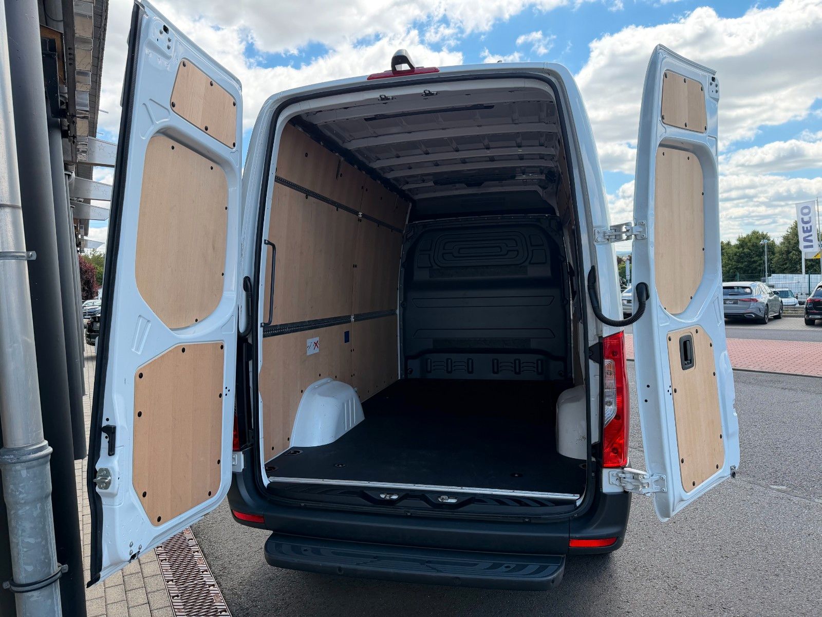 Fahrzeugabbildung Mercedes-Benz Sprinter 317 CDI 9G 3665 LED SHZ Klima Schwing