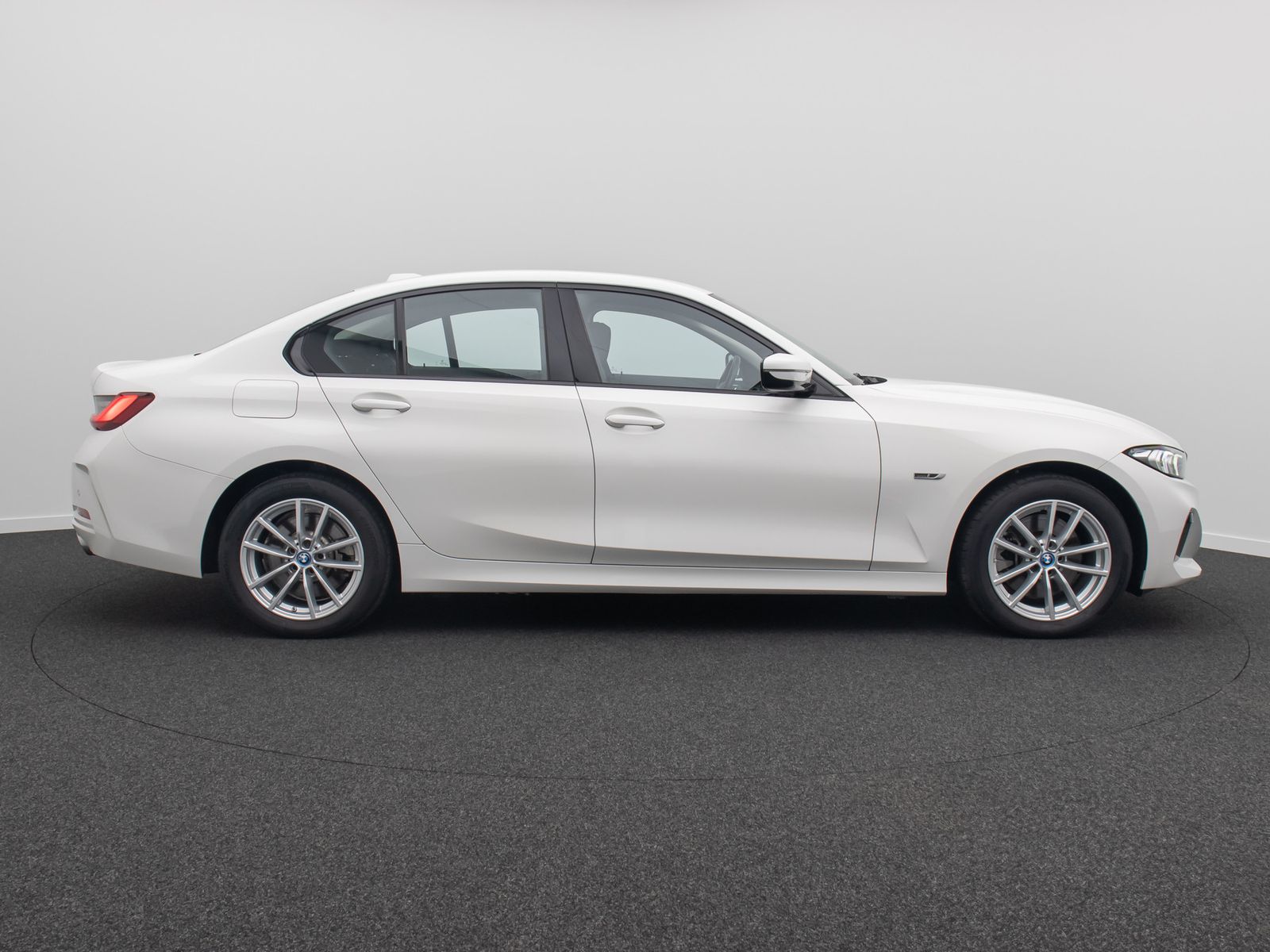 Fahrzeugabbildung BMW 330e GeschwindigReg PDC CockpitPlus DAB Sport