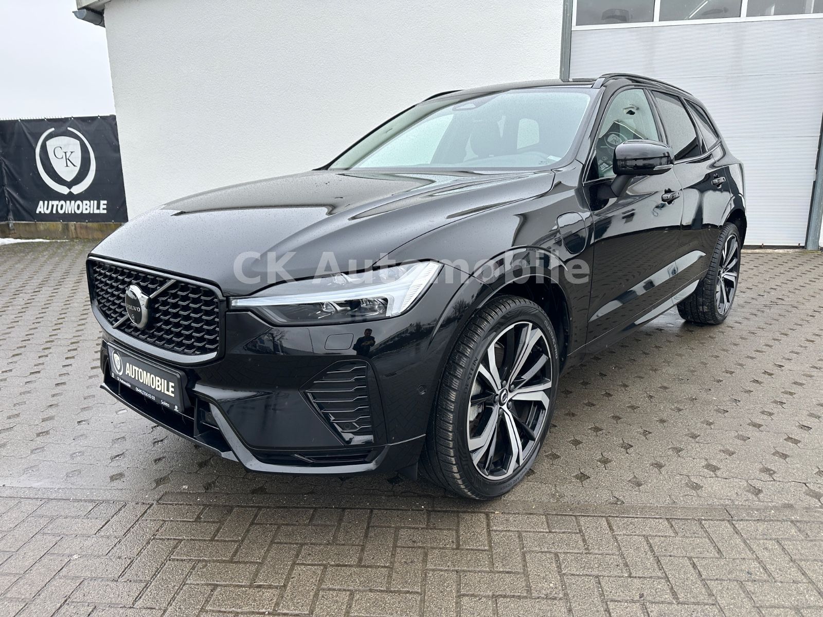 Fahrzeugabbildung Volvo XC60 T6 AWD Recharge Plus Dark/Pano/BLIS/AHK