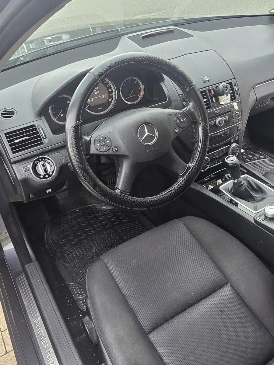 Mercedes-Benz C200 2010 — interior