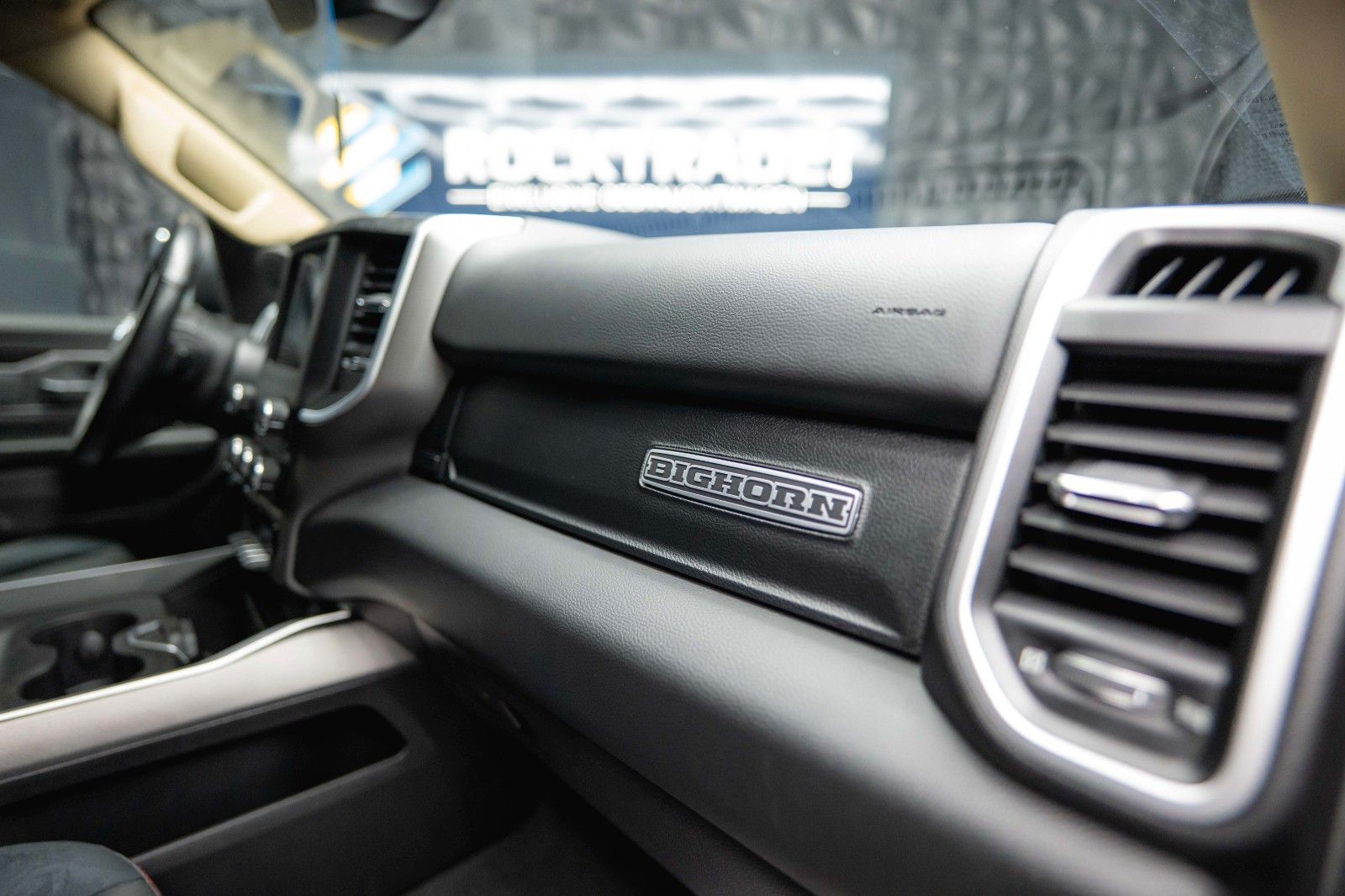 Fahrzeugabbildung Dodge RAM 5.7 V8 HEMI 4x4 OFFROAD Night-Paket *LED*19%