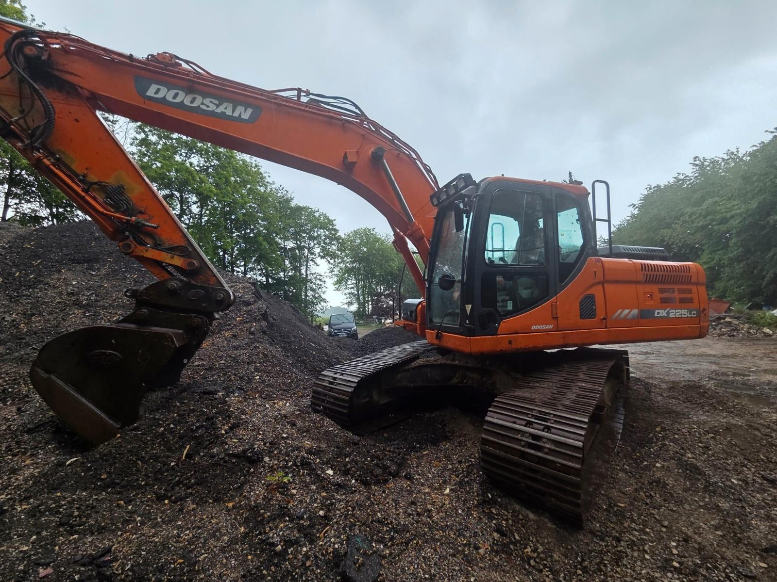 Doosan DX225 (2x Units) *Hammerline*Sw*2x Schaufel