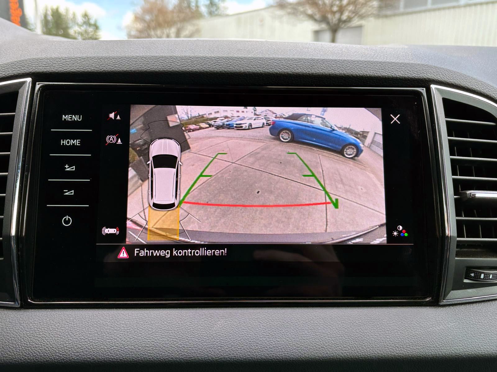 Fahrzeugabbildung SKODA Karoq 2.0TDI DSG 4x4 CLEVER LED ACC KAM AHK SHZ