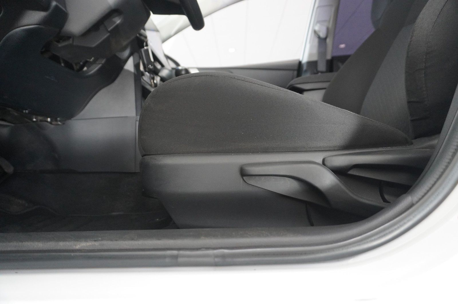 Fahrzeugabbildung Toyota Auris LIM. 1.3 5-TÜR KLIMA/LED/USB/MULTI./AHK