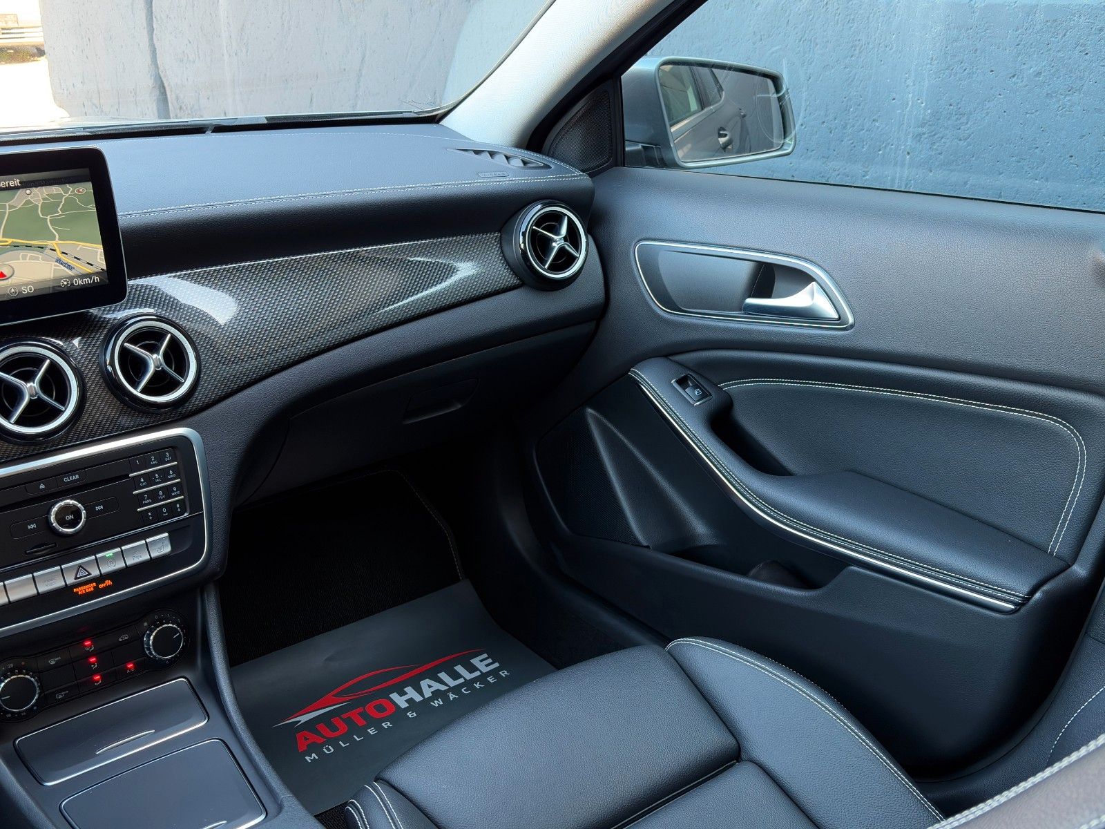 Fahrzeugabbildung Mercedes-Benz GLA 180 Urban Edition SHZ TEMP CAM NAVI BT LED